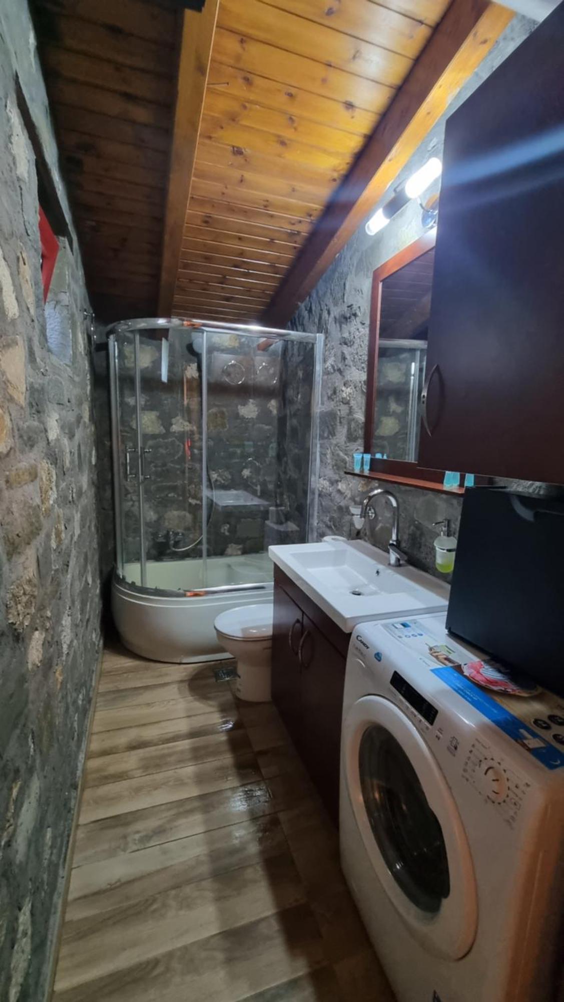 Apartment House With Big Garden And Barbeque In Nature Vourgareli