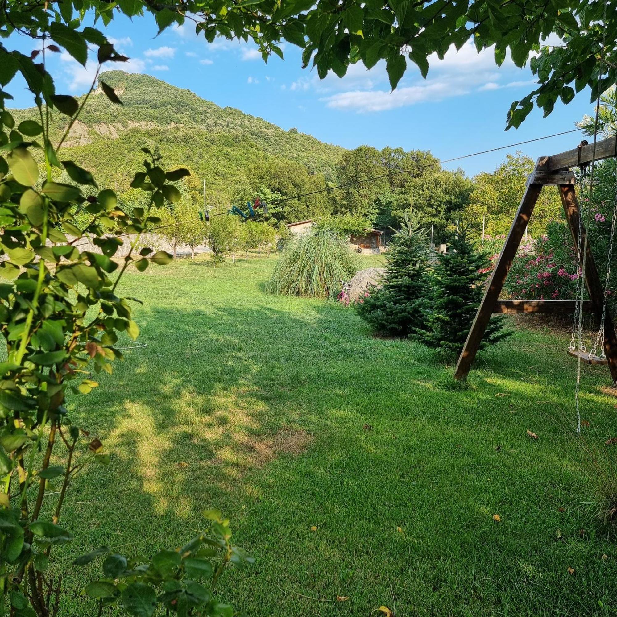 House With Big Garden And Barbeque In Nature Vourgareli